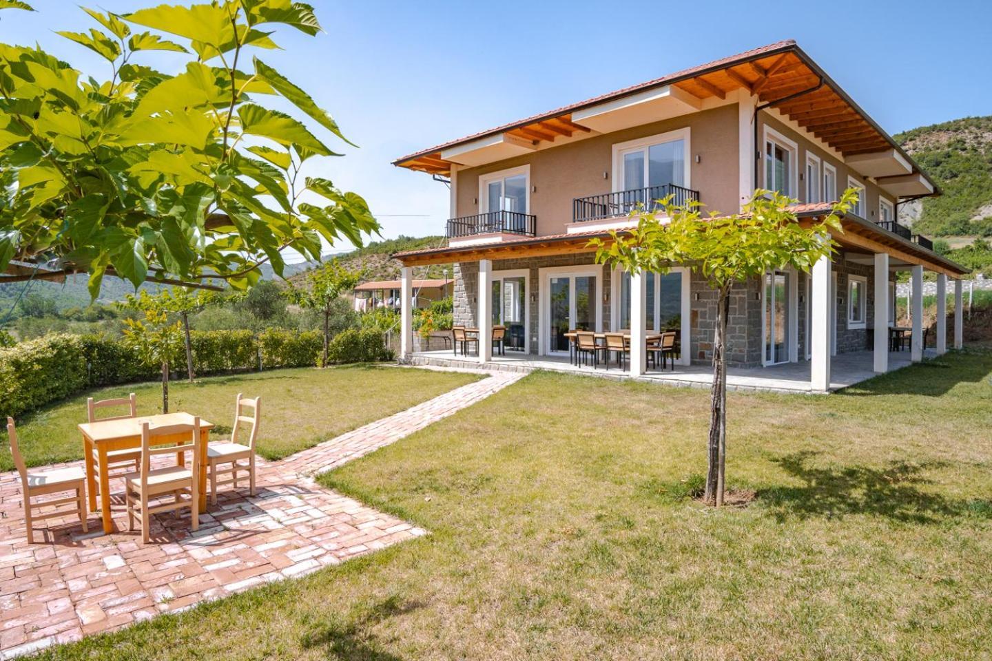 Bujtina Lumo & Pool Villa Permet Bagian luar foto